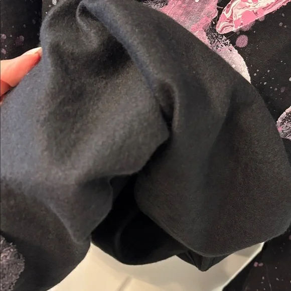 NWT Urban Renewal Remade Bow Painted Sweatshirt in Black, size L PTP 25” - Picture 13 of 14